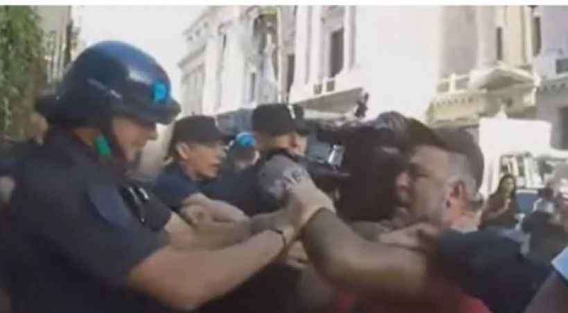 Agresión al camarógrafo en el Congreso: analizan sancionar a varios jefes de la PFA