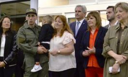 Nahuel Gallo llegó a la Argentina y fue recibido por su esposa e hijo