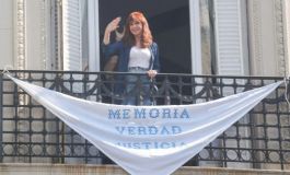 Cristina Kirchner colocó en su balcón una bandera con la consigna 'Memoria, Verdad y Justicia'